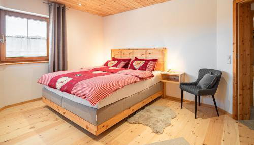 Luxus Chalet im Allgäu - Zirbenholz Schlafzimmer - Terrasse mit Bergblick - Infrarotkabine - Foto 2