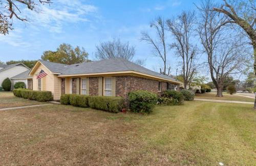 Large Fenced Yard near Midtown- Shamrock Stay - Foto 61