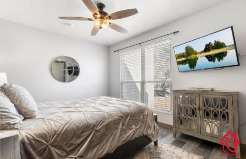 The Plaza - An Irvie Home w Summer Pool - Photo 4