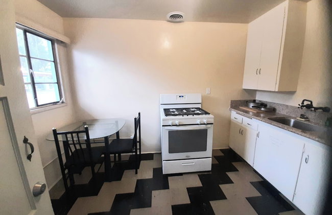 HARRY'S MAN CAVE - A Vintage Motel on the Historic 395 route - The New Star Motel Experience - Photo 85
