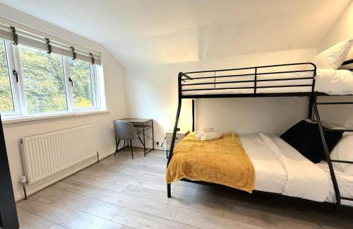 Serene 3-Bedroom Family Rochdale Home with Garden - Foto 10