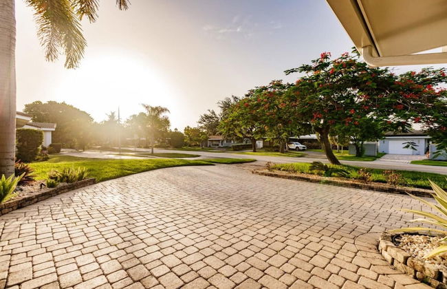 Modern Spacious Home With Pool Jacuzzi - Photo 58