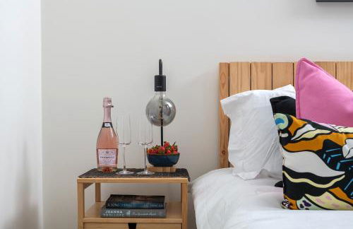 Stunning 1 Bedroom Apartment in a Converted Chapel - Free Parking, Smart TV, Fast WiFi and Self-Check-In by Yoko Property - Foto 3