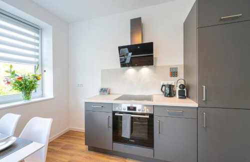 Skipper's Deck - Stilvoll und zentral nahe Hafen und Deich, inkl Parken, 2 Arbeitsplätze, Wlan, voll ausgestattete Küche - Foto 10