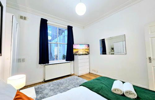 Spacious & Cosy 2 Bedroom Home plus 2 Sofa-beds with Private Entrance and Back Patio, 3 min walk to Earl's Court Station - Photo 23