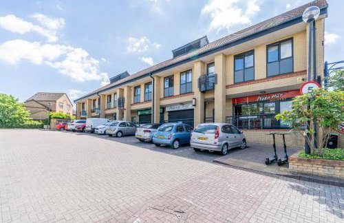 CENTRAL MK- 3Bed, 2 Bath house for LONG TERM CONTRACTOR Stays, free parking for 2 vehicles, DESK & GARDEN space managed by CHIQUE PROPERTIES LTD - Photo 9