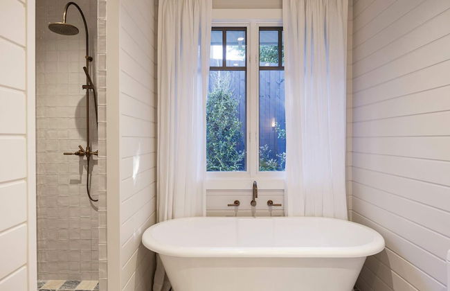 Muskoka Luxe Retreat With Pool Spa Fire Pit - Photo 35