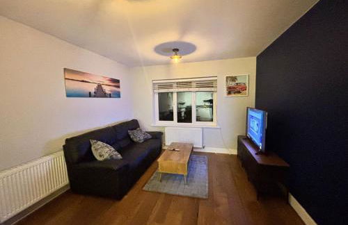 Comfortable 1BR House with Fast WiFi & Near Transport by AltoLuxo Short Lets & Serviced Accommodation - Foto 7