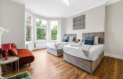 Spacious 4BR Home with Garden Close to Transport - Foto 1