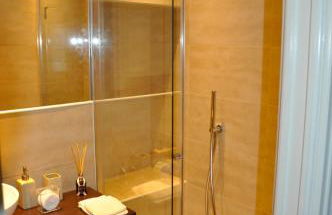 CHARMING COMO - Apartment downtown in the pedestrian area with 2 double bedrooms and 2 complete bathrooms a spacious living room and full equipped kitchen - Foto 9