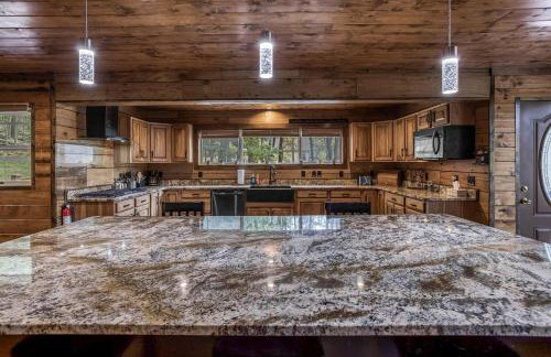 Luxury Lakeside Mountain Escape with Wraparound Deck Near Terra Alta, West Virginia - Foto 19