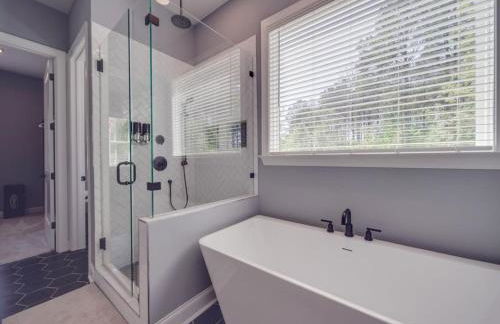 5BR Farmhouse Lake Retreat Pool Hot Tub Theater - Foto 30