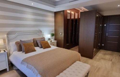 Apartamento lujo en primera línea de playa en Bahía de la Plata, Estepona - Photo 1