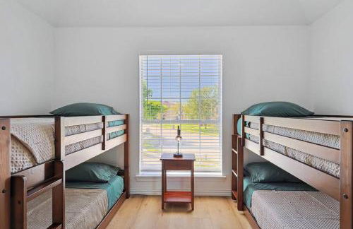 Wellness Oasis 5BR W Pool + Huge Yard + Fire Pit - Foto 22