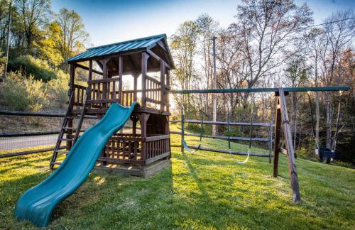 Ascension Cabin - hot tub, fire pit, babbling brook - Foto 13