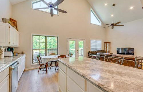 Lakefront Retreat with Multi-Level Deck and Dock! - Foto 11