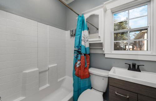 Comfy Studio with King Bed & Full Kitchen - Near Attractions - Foto 2