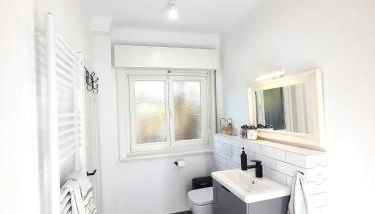 Central Private Cozy Room w own entrance, Spacious Bathroom, on-site parking - Foto 3