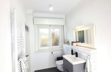 Central Private Cozy Room w own entrance, Spacious Bathroom, on-site parking - Foto 3