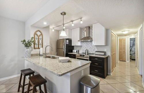 SPECTACULAR, NEW Professional Decor, Near Dis, NO Steps, Pool, Patio, LOW Rates! - Foto 117