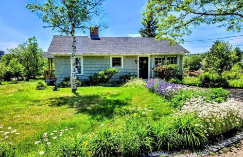 Picturesque Waterfront Cottage with Waterfall Views, Fireplace & Deck, Near Acadia National Park in Gouldsboro, Maine - Foto 1