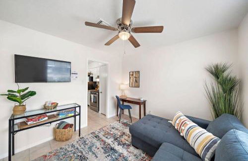 Covered Back Patio Covered Parking Game Room WIFI Smart TV's every room Washer & Dryer - Foto 10