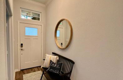 The Benjamin I - 2022 Built Luxury Retreat with Backyard Paradise with Hot Tub Outdoor Movie Screen Dock & Boat Rental - Foto 7