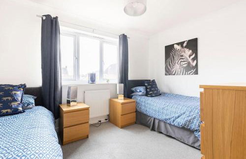 Modern 3 bedroom home *EVcharging* Garden, Parking - Photo 11