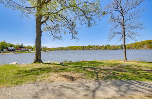 Lake Carmel Access Waterfront Home with Deck! - Foto 35