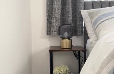 'The Elegant Comfort' - A Stunning Luxury 2-Bed Flat with Private Garden & Patio - Free Parking - Photo 48