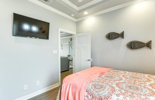 Walk to Shore Crystal Beach Escape with Deck and Bar! - Foto 16