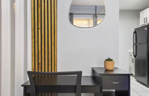 Convenient Mid and Extended Stay Near Airport - Foto 20