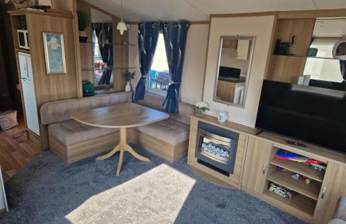 Spacious 6 Berth Caravan with Decking - Photo 4