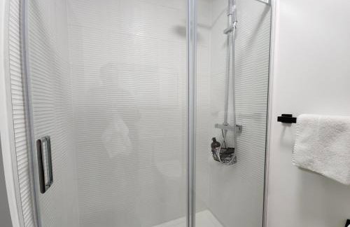 Luxury 2-Bed Apartment with AC, Sleeps 6, Private Garden, Free Parking, Netflix - Photo 7