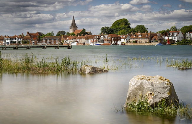 Chic 4-bed Coastal Retreat in Heart of Bosham - Photo 37