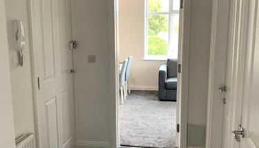 New large 2 bedroom apartment with private parking - Foto 5