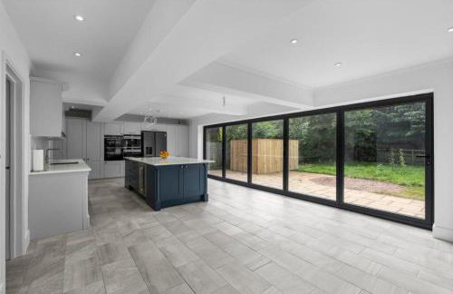 Luxurious Relaxing 6 Bed House for great comfort - Photo 6