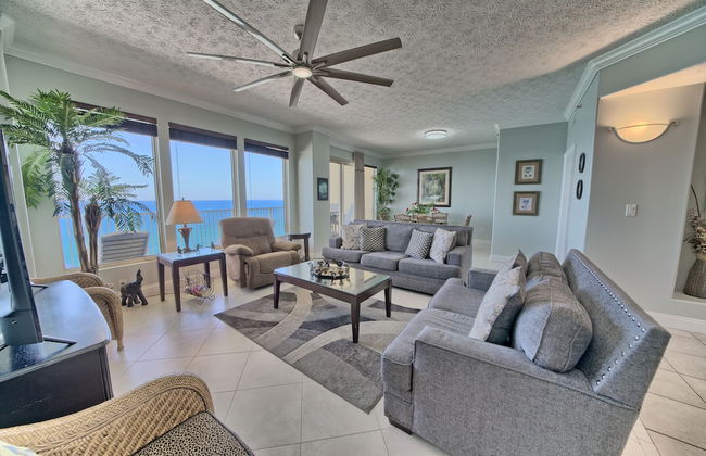 Luxurious Beachfront Condo with Beachside Pool Access and Free WiFi - Unit 1202 by RedAwning - Foto 1