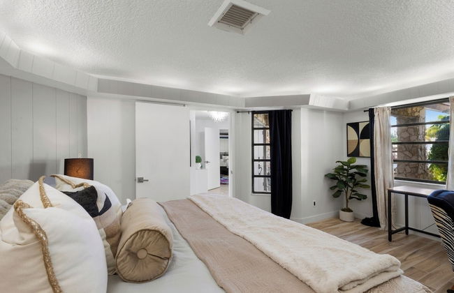 Family-friendly 5BR Home w/ Heated Pool & Parking - Foto 42