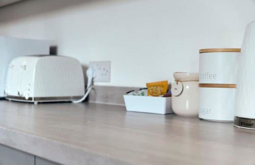 Spacious 4BR on Leafield Rd - Photo 37