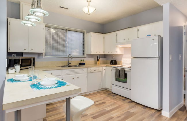 4 Bedroom Suite in Calgary - Photo 6