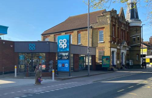 Modern Spacious 1 Bed Apartment with Free Parking in Trendy Inner London Suburb 15 mins walk to Victoria Line Underground then 20 mins to Oxford Street "West End of London" or 10 mins walk to Overground and 10 mins to London Liverpool St "City of London" - Foto 38