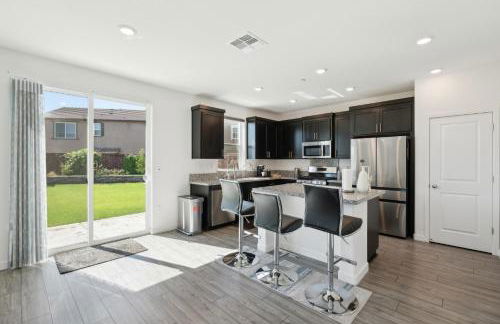 Spacious 3BR Home with Charming Backyard home - Foto 12