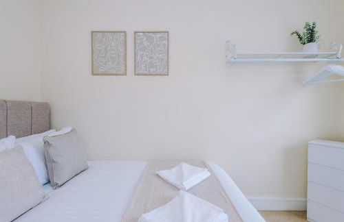 Relax in Style at Wedgwood House 3 BR Home with Garden & Parking - Foto 24