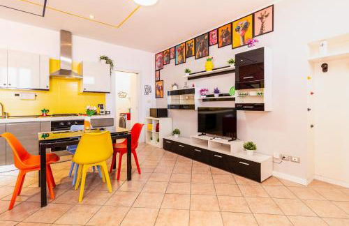 Black & White or Pop Art - Design Apartments with Parking & WiFi - Photo 27