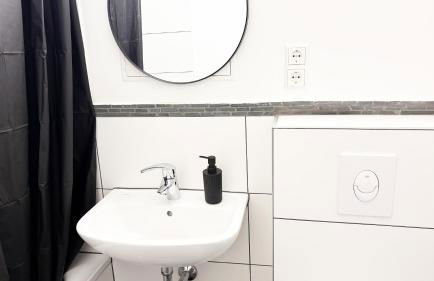 Monteurwohnungen mit TV, Internet, Parkplatz, Waschmaschine, Küche, Balkon, Restaurants und Supermarkt - Foto 13