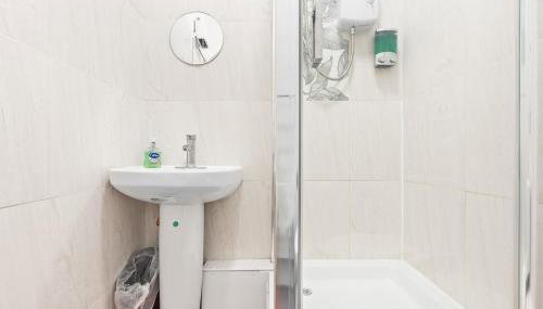 Private Studio in Dudley,Kitchen&Bathroom,Sleeps 1 - Foto 3, Shower