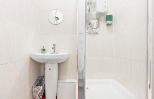 Private Studio in Dudley,Kitchen&Bathroom,Sleeps 1 - Photo 3