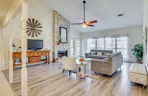 Hill Country Escape Family Home with Outdoor Oasis - Foto 4