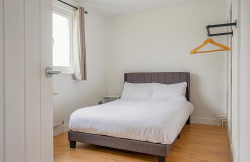 Modern Home with Games Room, Watford - Foto 22